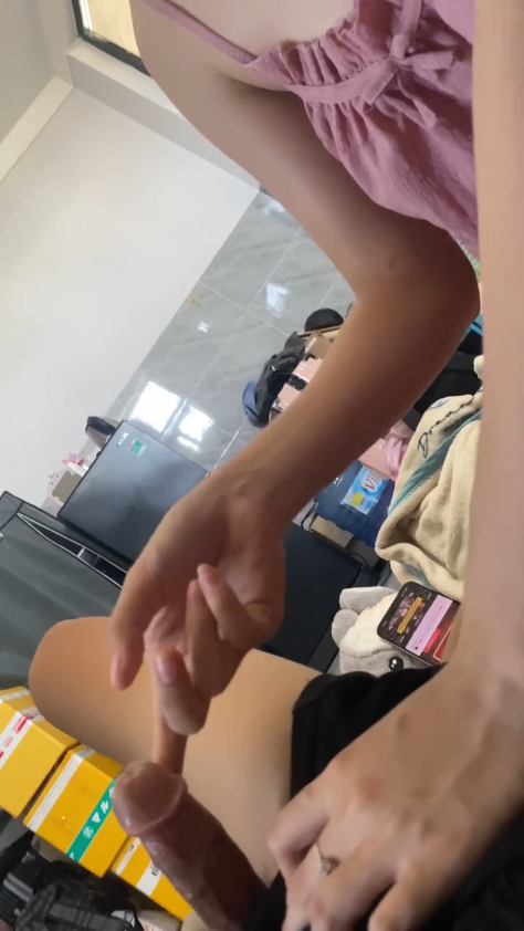 Saat Teman Sekamar Pergi Main, Aku Ajak Pacar Datang Ngentot